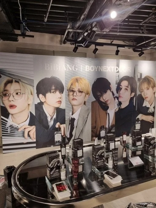 K-POPグループBOYNEXTDOORがコスメブランドBIBIANGをプロモーションする店舗ディスプレイ