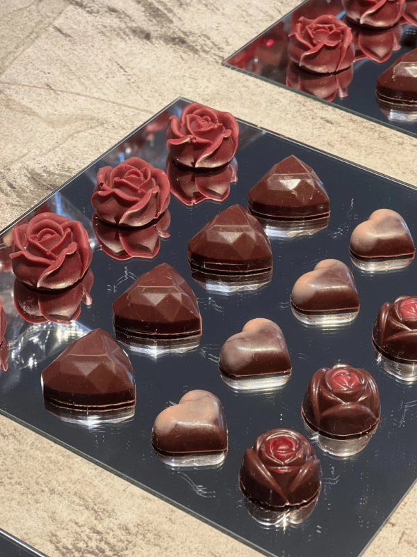 バラやハート型のチョコレート