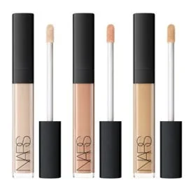 NARSのコンシーラーまたはリキッドファンデーションが3色の異なるシェードで並べられています。透明なチューブにはNARSのロゴがあり、黒いキャップと先端にアプリケーターが付いています。