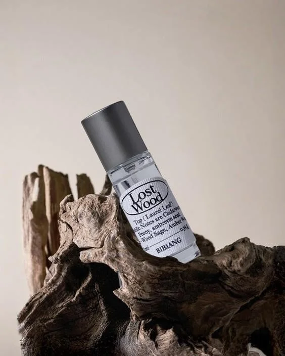 流木の上に置かれた「Lost Wood」という名の香水ボトル