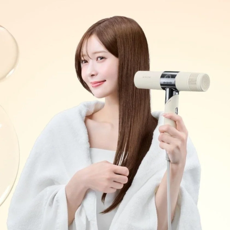 女性がヘアドライヤーを使用