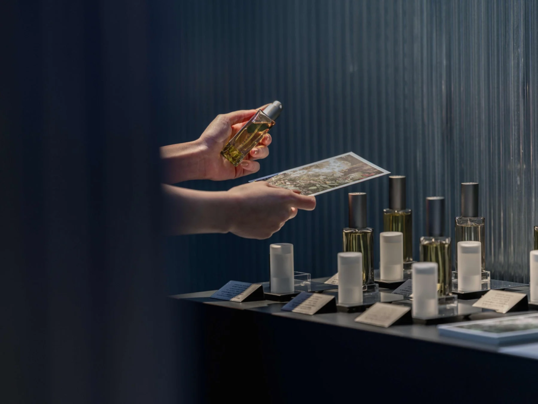 香水とカードを選ぶ手