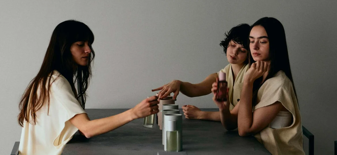 イニシャル刻印サービスを体験する来場者