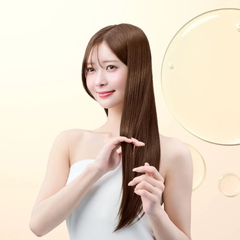 髪に触れる女性