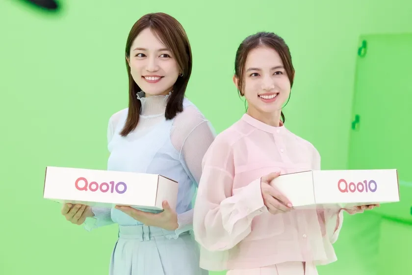 Qoo10のロゴ入り白い箱を持つ川口春奈さんと清原果耶さん