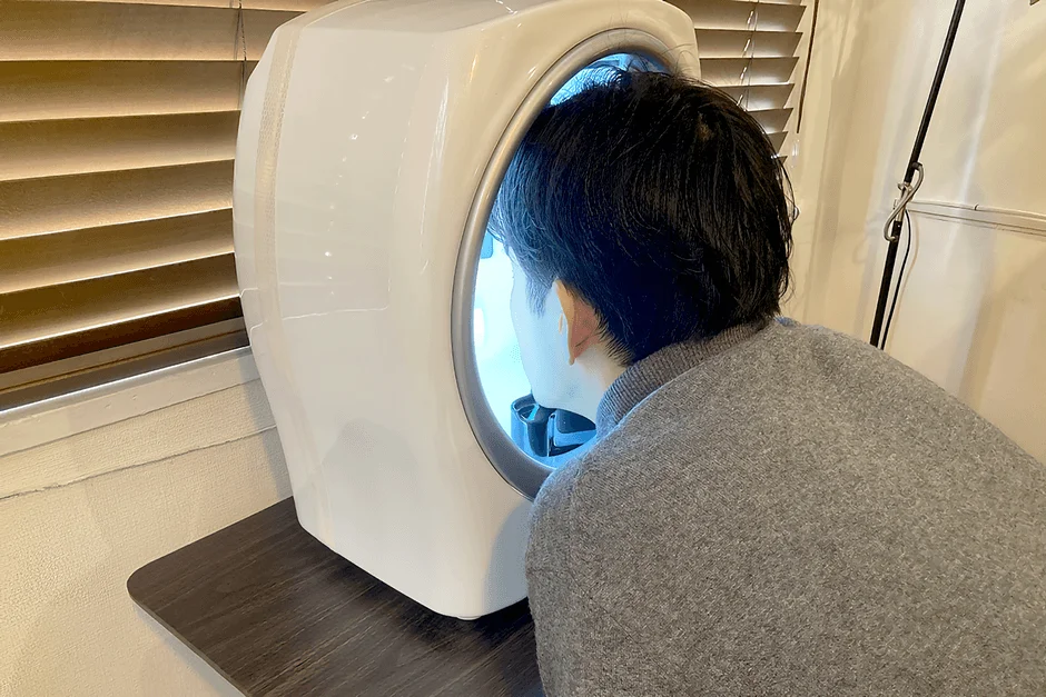 肌診断機器を使用する男性