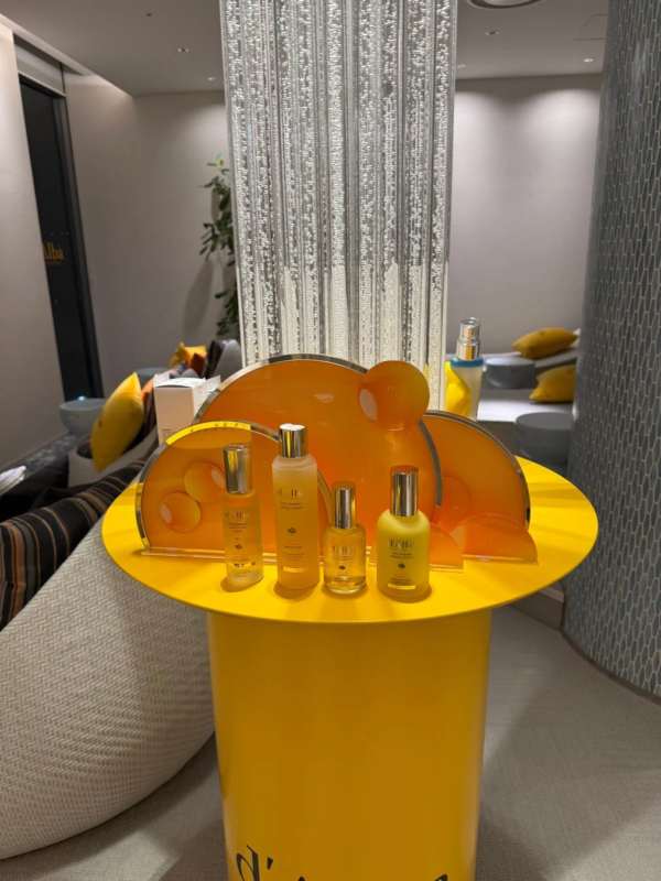 d'Alba スキンケア製品ディスプレイ