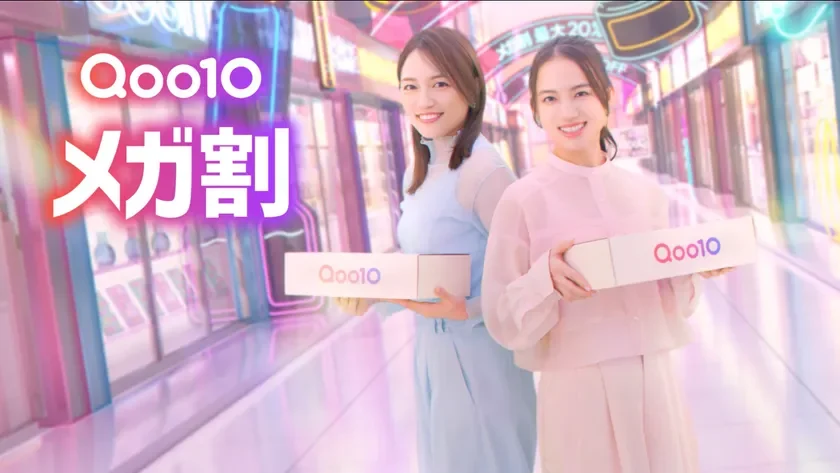 Qoo10のロゴ入り商品を手に持ち笑顔の川口春奈さんと清原果耶さん