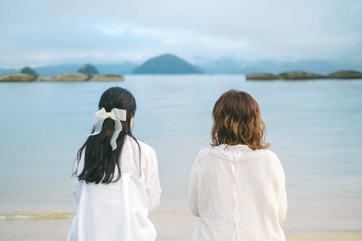 海辺の二人の女性