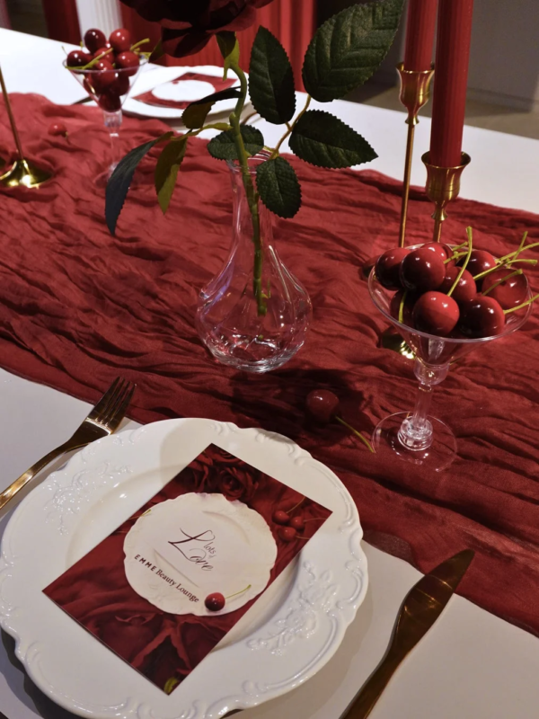 チェリーやバラで飾られたテーブルセッティング