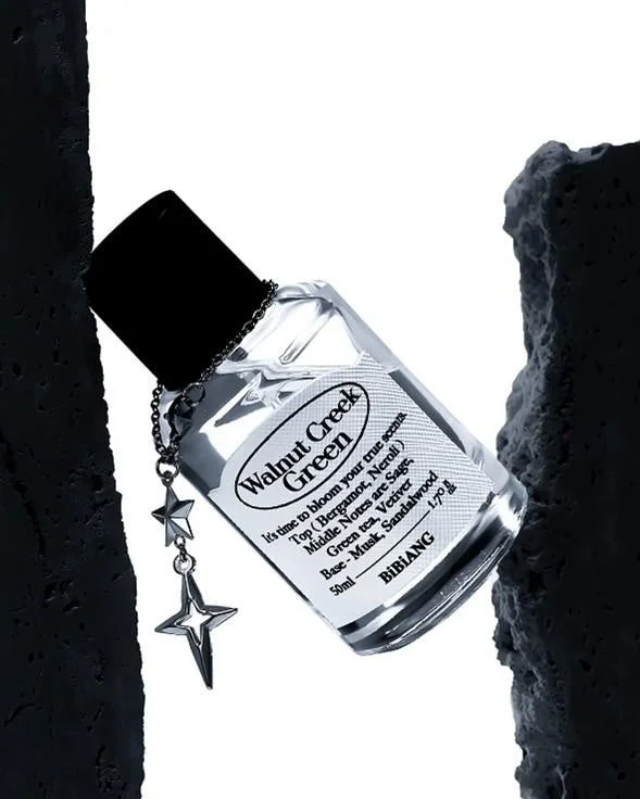 「Walnut Creek Green」という名前の香水ボトルと星型のチャーム