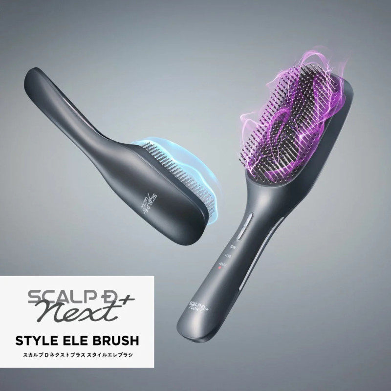 SCALP D NEXT STYLE ELE BRUSHの2つの電動ヘアブラシが浮遊している画像