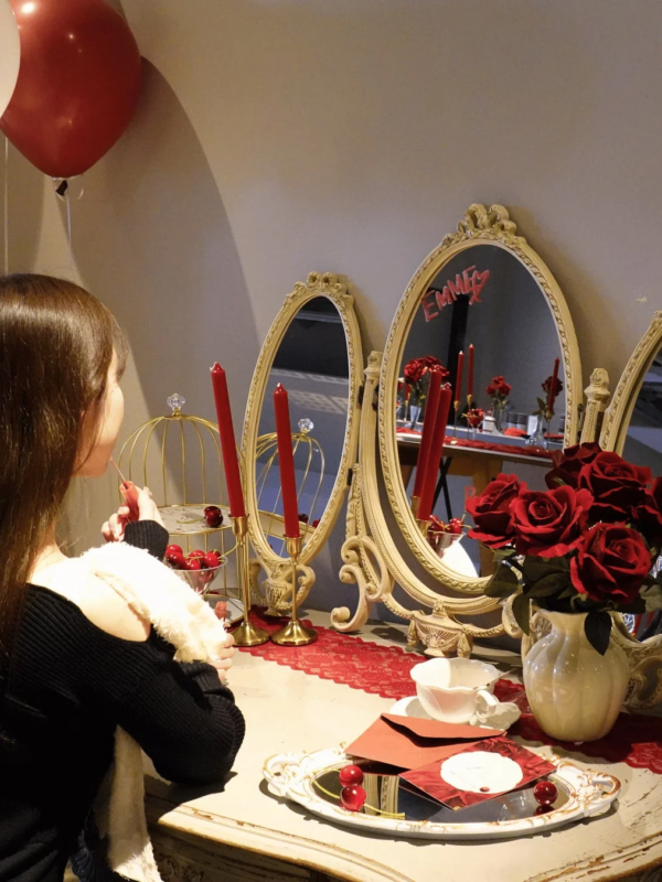 ドレッサーに座る女性とバラの装飾