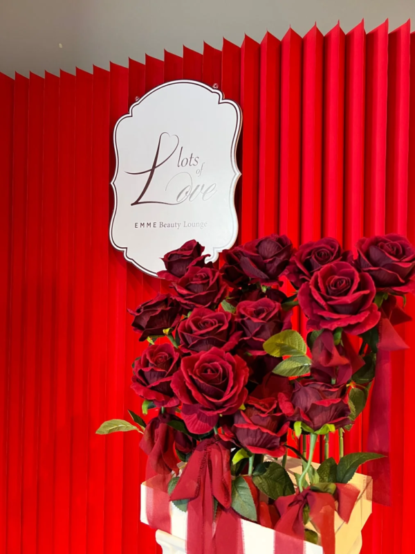 「Lots of Love EMME Beauty Lounge」の看板