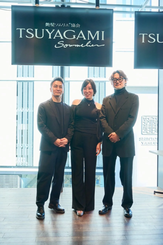 艶髪ソムリエ協会の関係者による集合写真