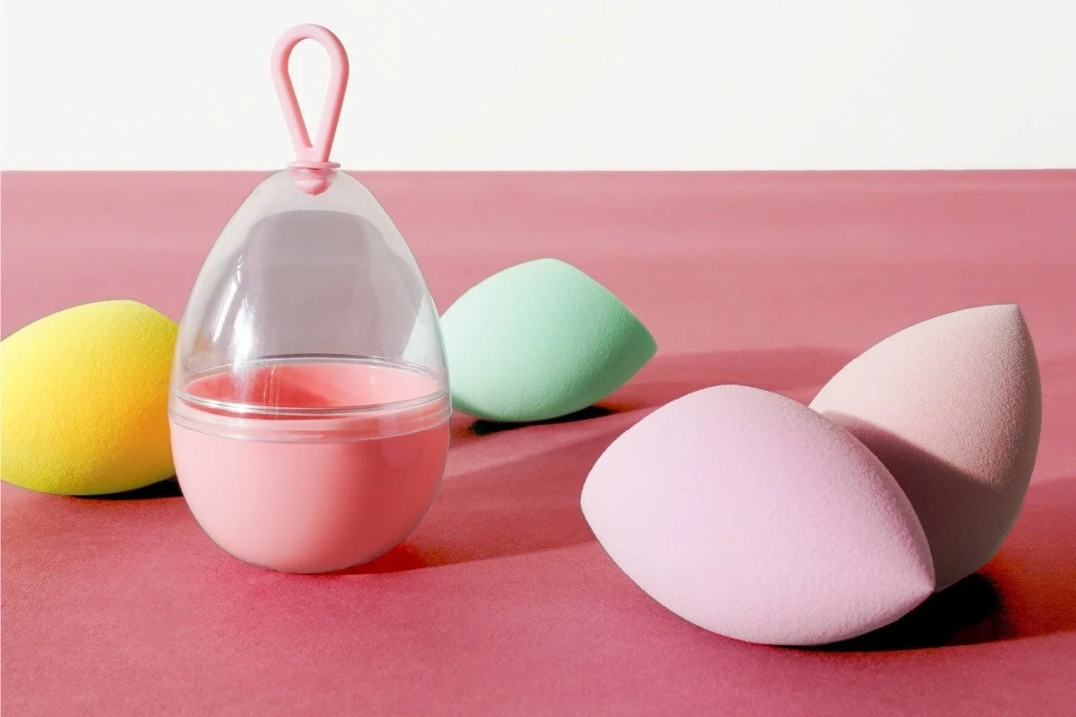 パステルカラーのメイクアップスポンジと卵型ケース