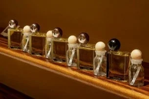 様々な香水ボトルが並ぶ様子