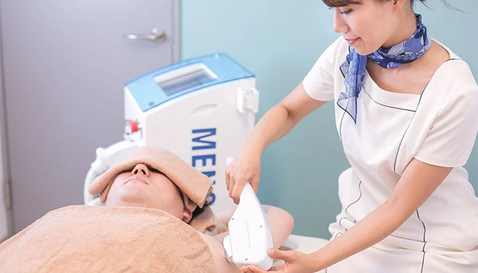 メンズエステサロンでの美容ケア風景