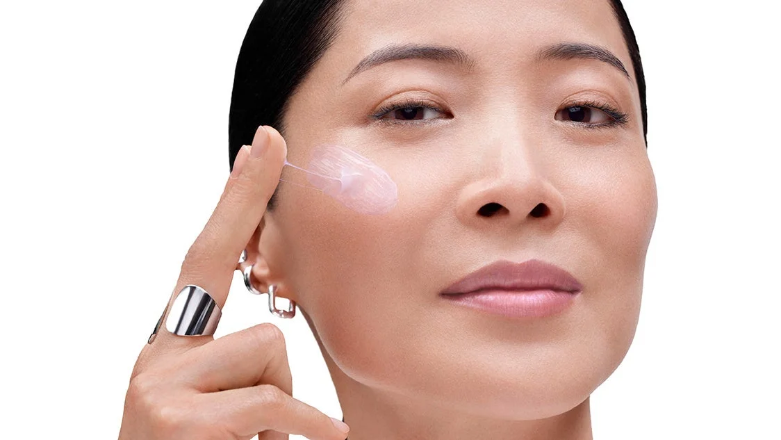 クリームを塗布する女性