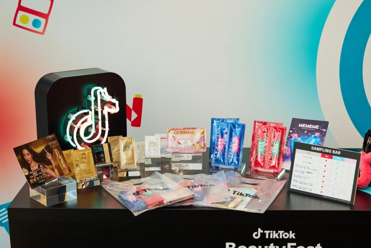 TikTok BeautyFestのイベント会場で展示される美容製品サンプル