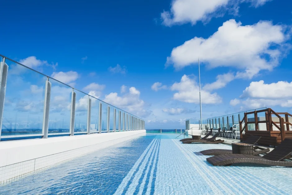 海を見渡せる屋上インフィニティプール