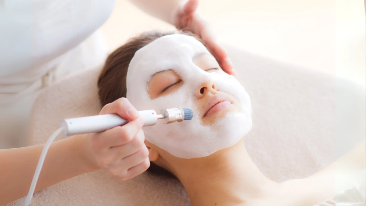 泡のフェイシャルマスクを施された女性