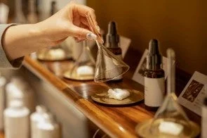 商品を試す手元