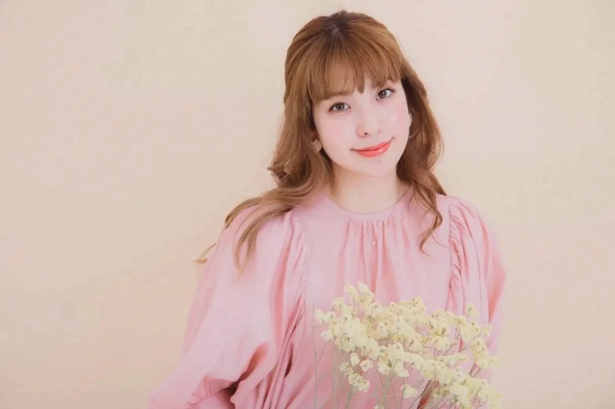 女性、アジア人、笑顔、ピンクの服、花、柔らかな雰囲気、ポートレート、ファッション、ナチュラル、ロングヘア