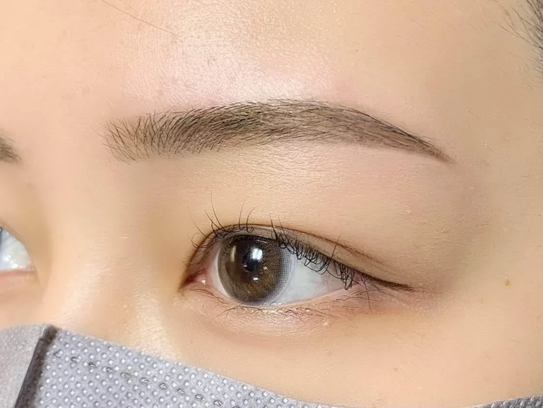 整えられた眉毛のクローズアップ