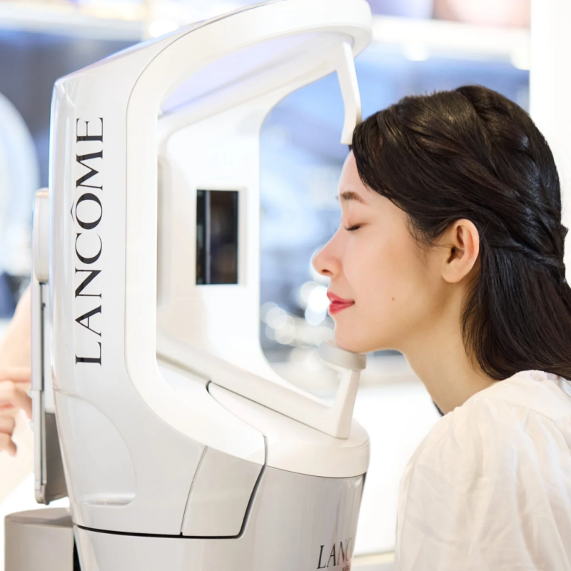 ランコムの肌診断デバイスを使用している女性の横顔です