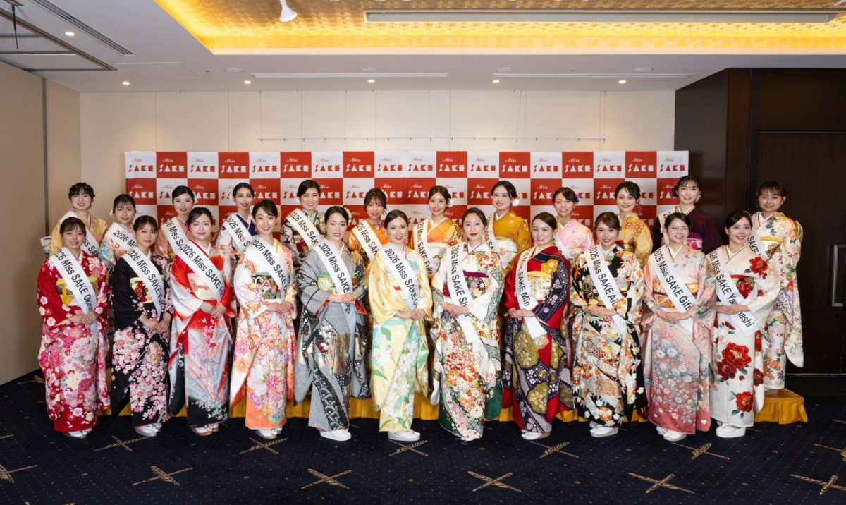 Miss SAKE 2026の出場者または受賞者と思われる女性たちが、華やかな着物を身に着け、たすきをかけて並んでいます。