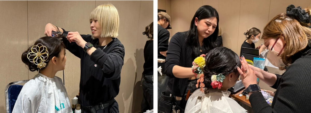 女性たちがプロのスタイリストによって、華やかな和風の髪飾りを使った凝ったヘアセットを施されている様子。