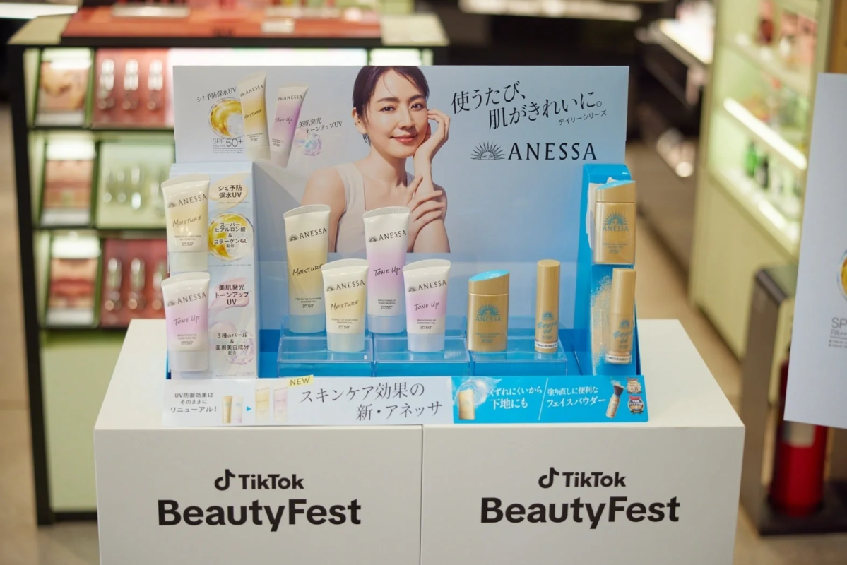 アネッサの日焼け止め製品が展示された店頭ディスプレイ