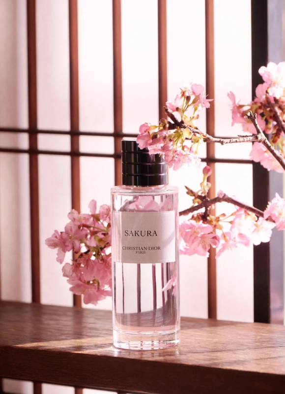 ディオールの香水「SAKURA」と桜の枝の画像