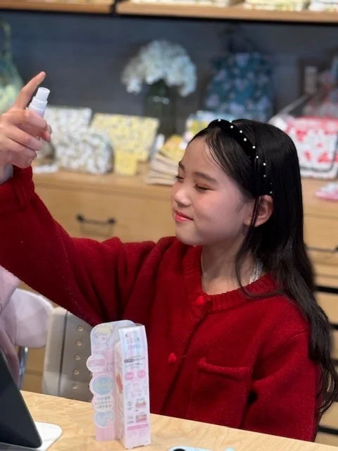 スキンケアの重要性を学ぶ子供