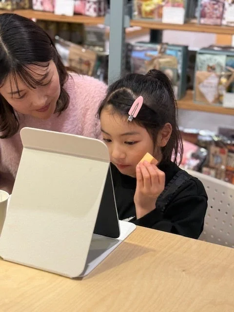 親子でメイクを学ぶ様子