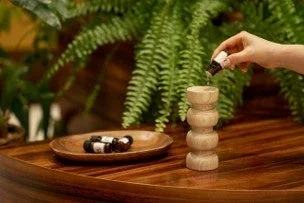 エッセンシャルオイルを注ぐ手元