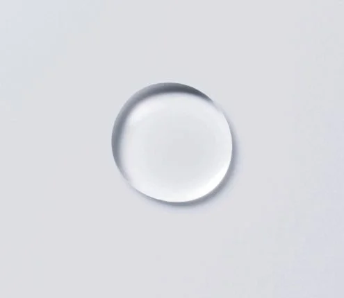 透明で丸い液体の滴