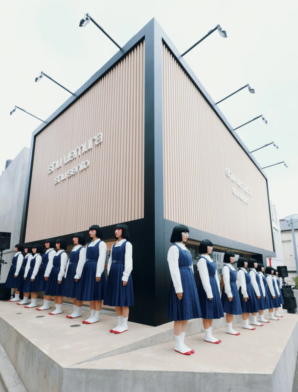 shu uemura 店舗前にマネキンが整列している画像