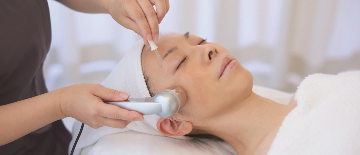 フェイシャルエステを受ける女性