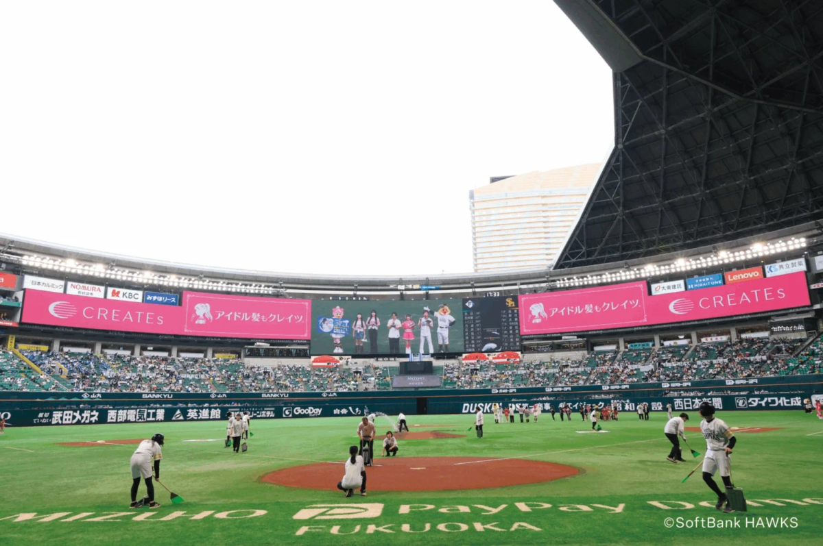 野球場内のビジョンに映し出された広告