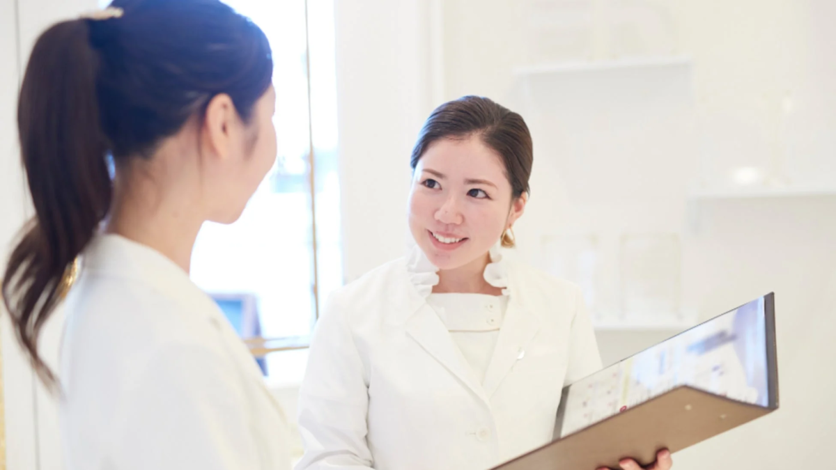 白衣の女性二人が会話