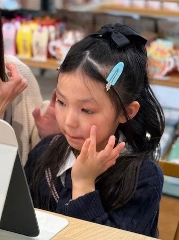 鏡を見つめる子供