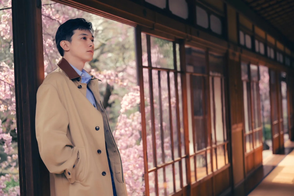 吉沢亮が和風建築の窓辺で外を眺める画像