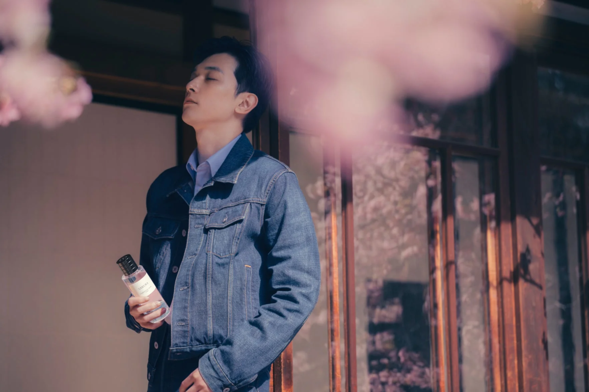 吉沢亮が香水ボトルを持つメイン画像