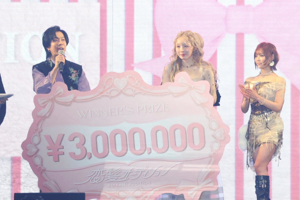 『恋髪オーディション』の優勝賞金300万円パネルを囲む関係者