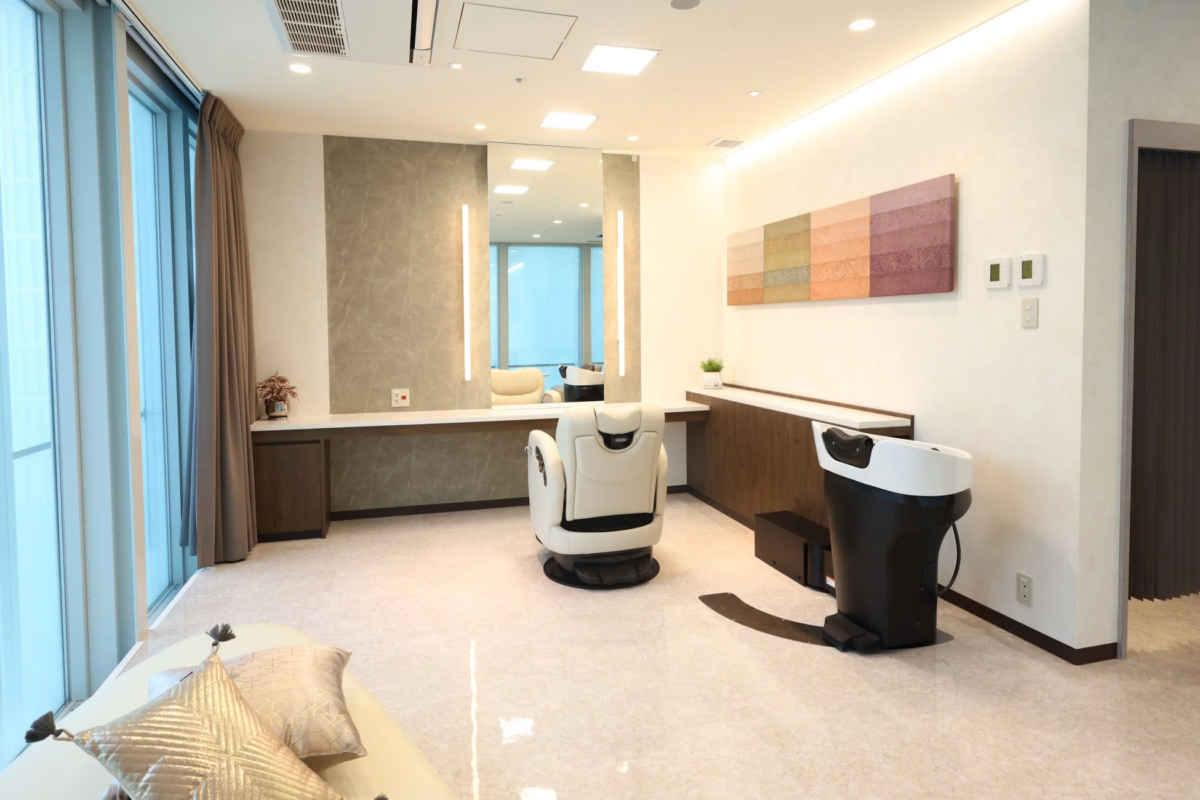 モダンで清潔感のある美容室の個室