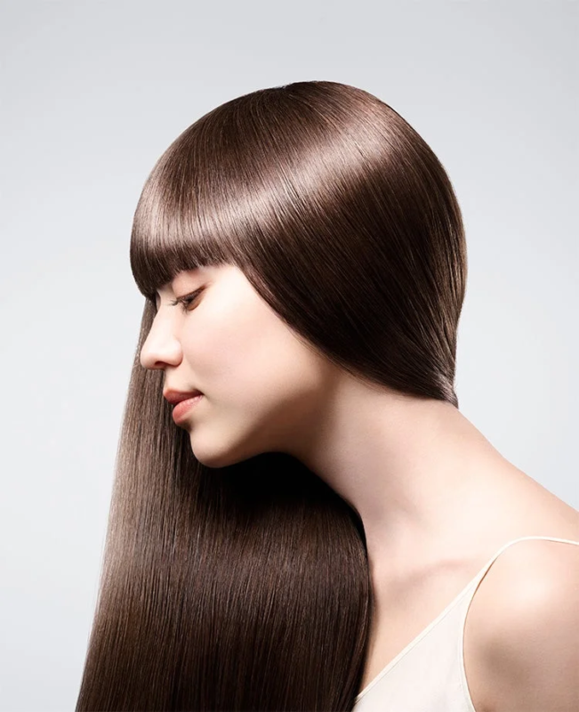 艶やかなロングストレートヘアの女性