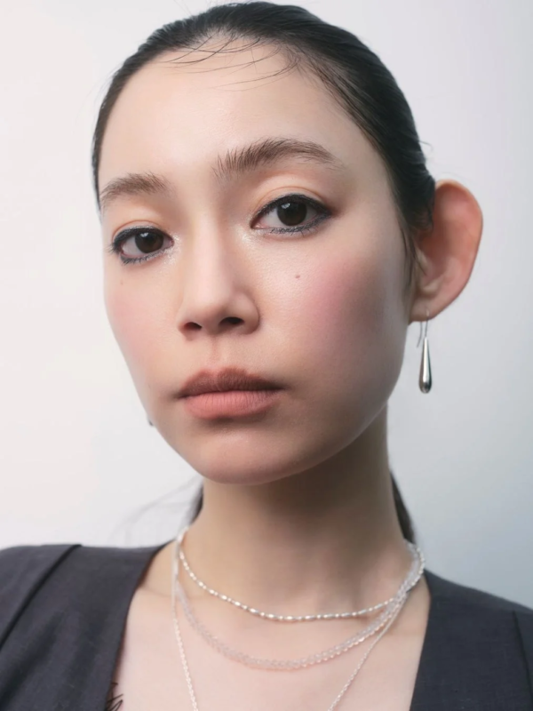 シルバーの魅力に惹かれるメイク
