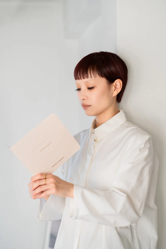 小冊子を読む女性